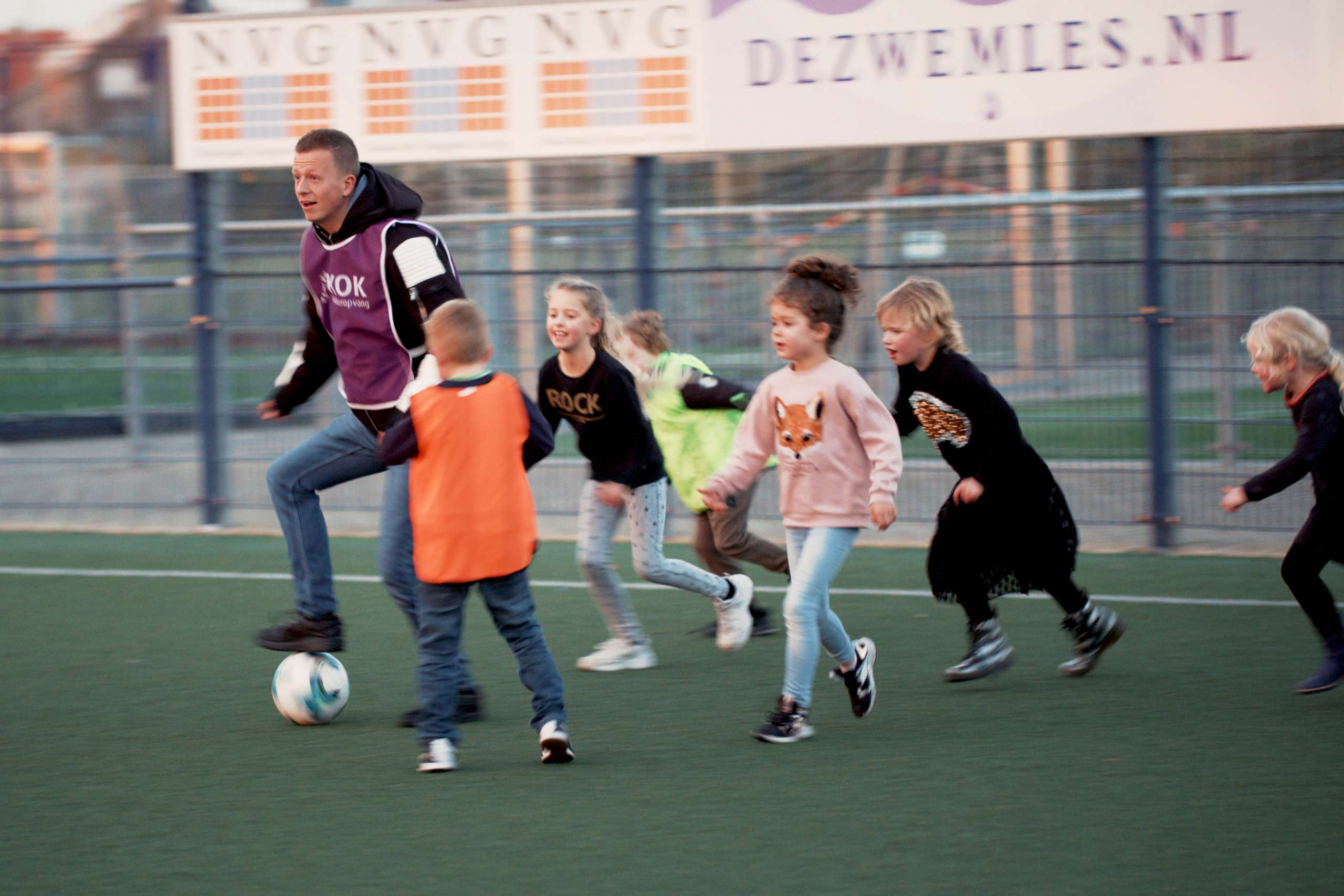 collega’s voetballen met de kinderen • Werken bij KOK kinderopvang